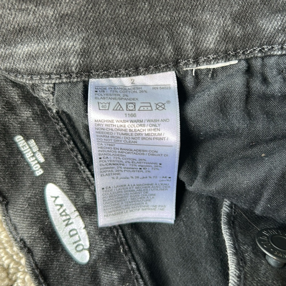 Old Navy Distressed Mid-Rise Boyfriend Jean Shorts Stretch Denim Black SZ 2 EUC - Picture 7 of 8